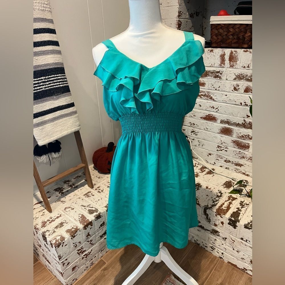 Hello miss dress with ruffles! Size M